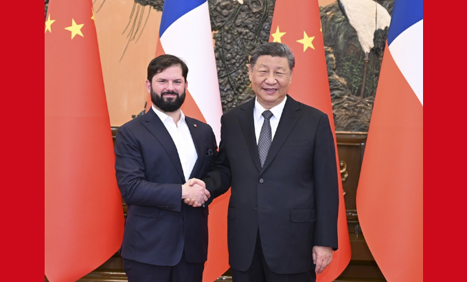 习近平会见智利总统博里奇