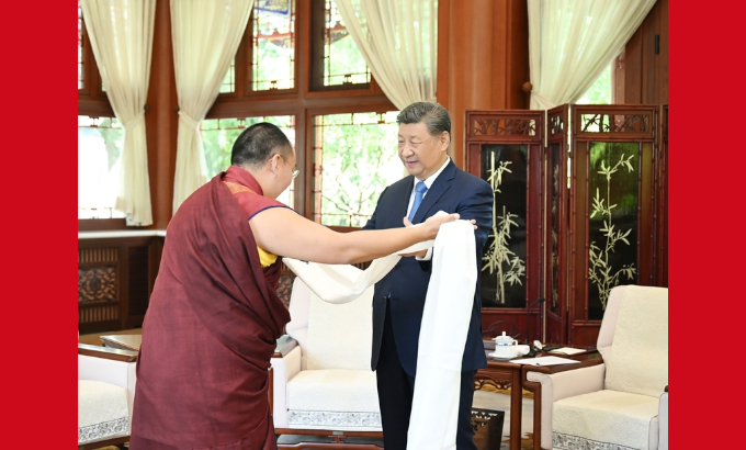 习近平接受班禅额尔德尼·确吉杰布拜见